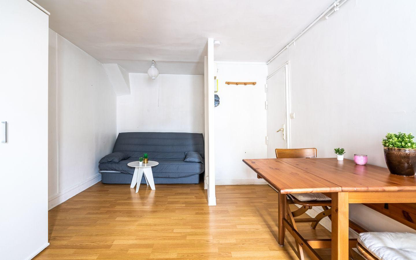 
                                                Location
                                                 Beau studio meublé 28m²