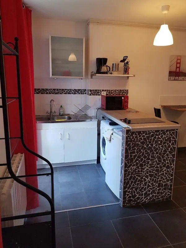 
                                                Location
                                                 Beau studio meublé 28m²