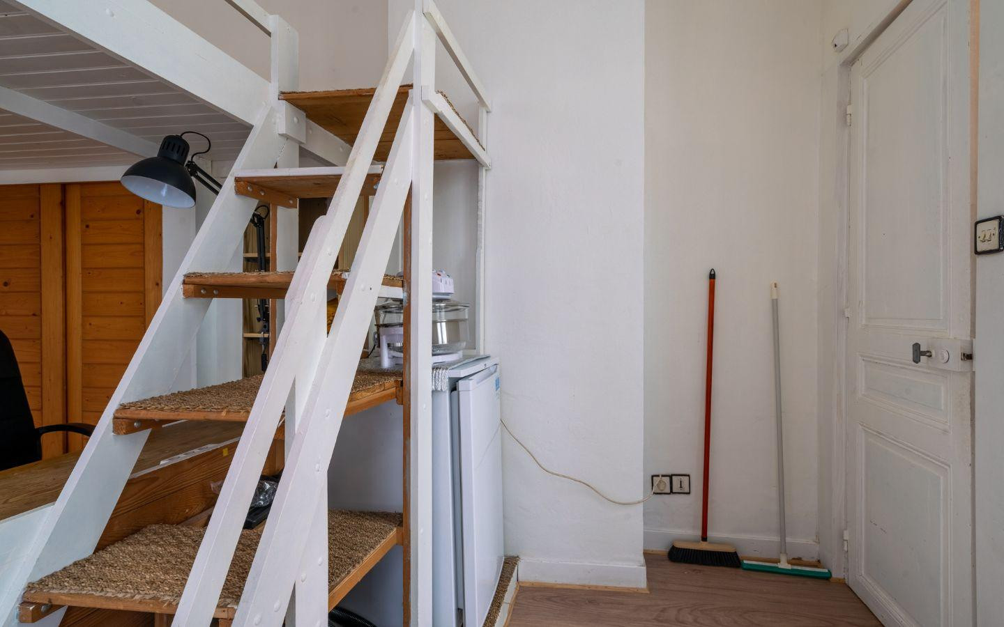 
                                                Location
                                                 Beau studio meublé 28m²