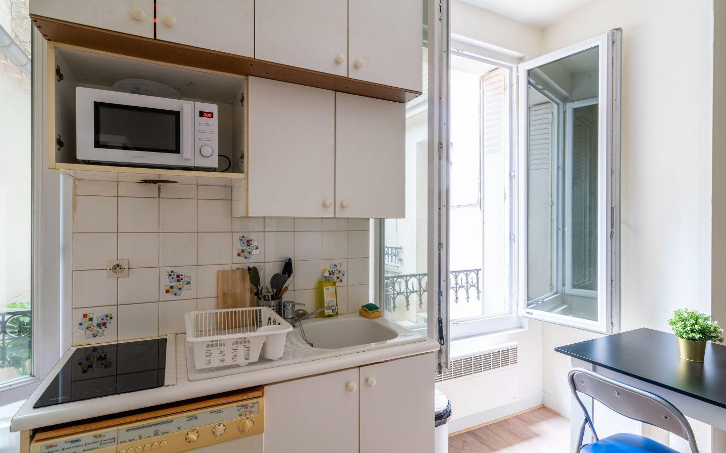 
                                                Location
                                                 Beau studio meublé 28m²