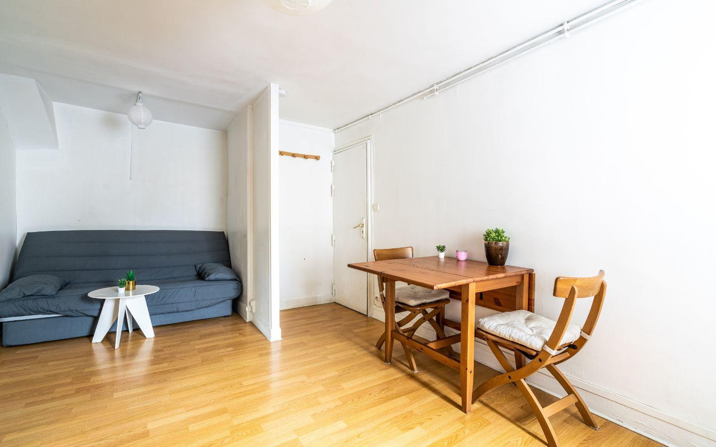 
                                                Location
                                                 Beau studio meublé 28m²