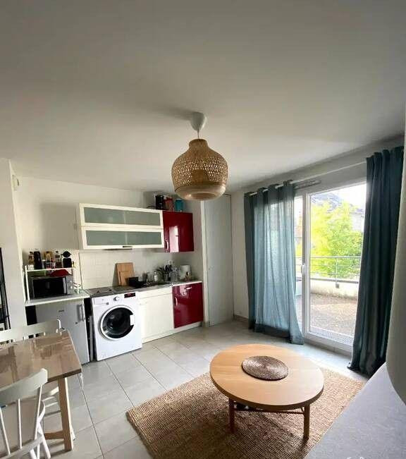
                                                Location
                                                 Beau studio meublé 28m² + balcon & parking