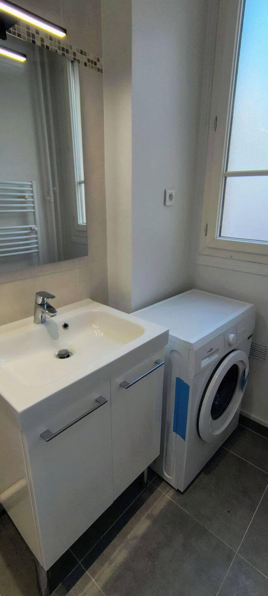 
                                                Location
                                                 Beau studio meublé 29m² entièrement rénové