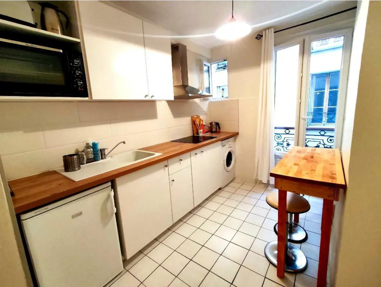 
                                                Location
                                                 Beau studio meublé 29m2