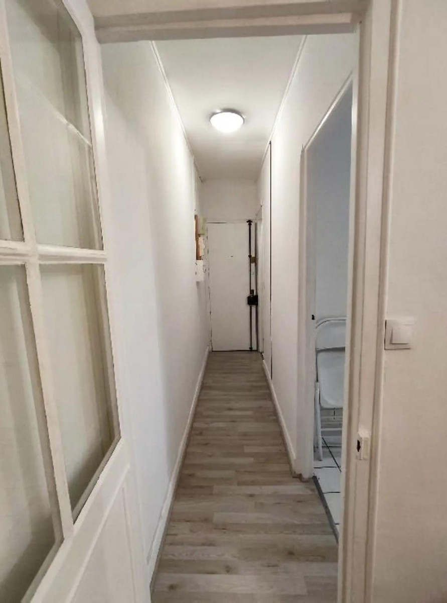 
                                                Location
                                                 Beau studio meublé 29m2