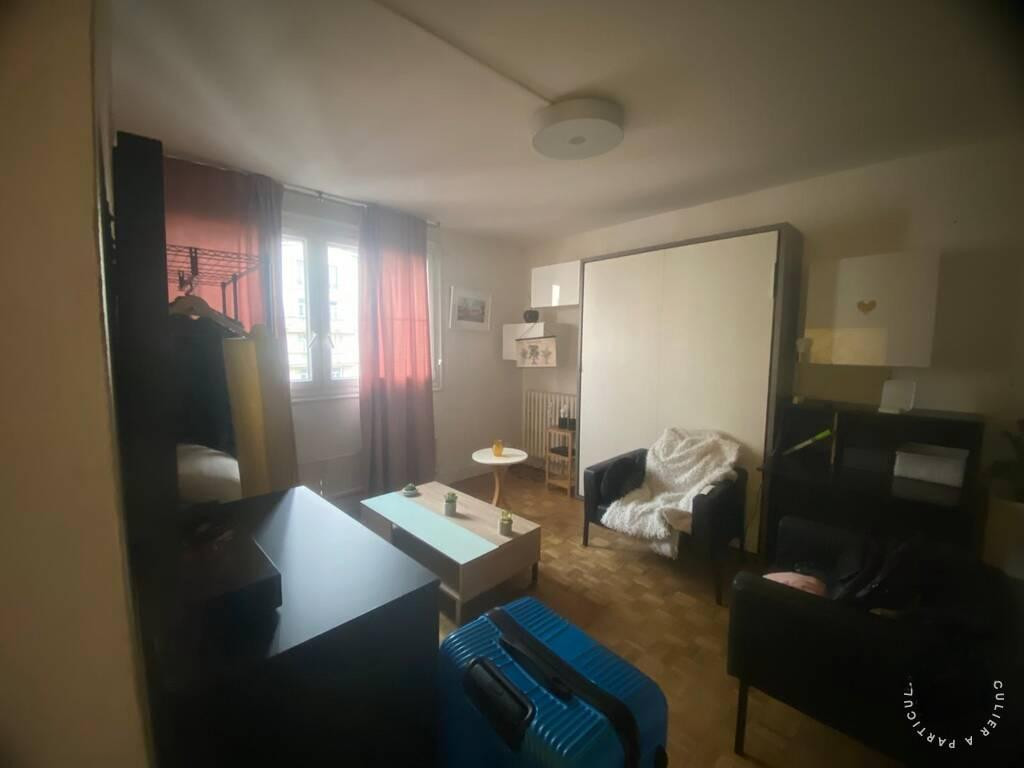 
                                                Location
                                                 Beau studio meublé 30 m²