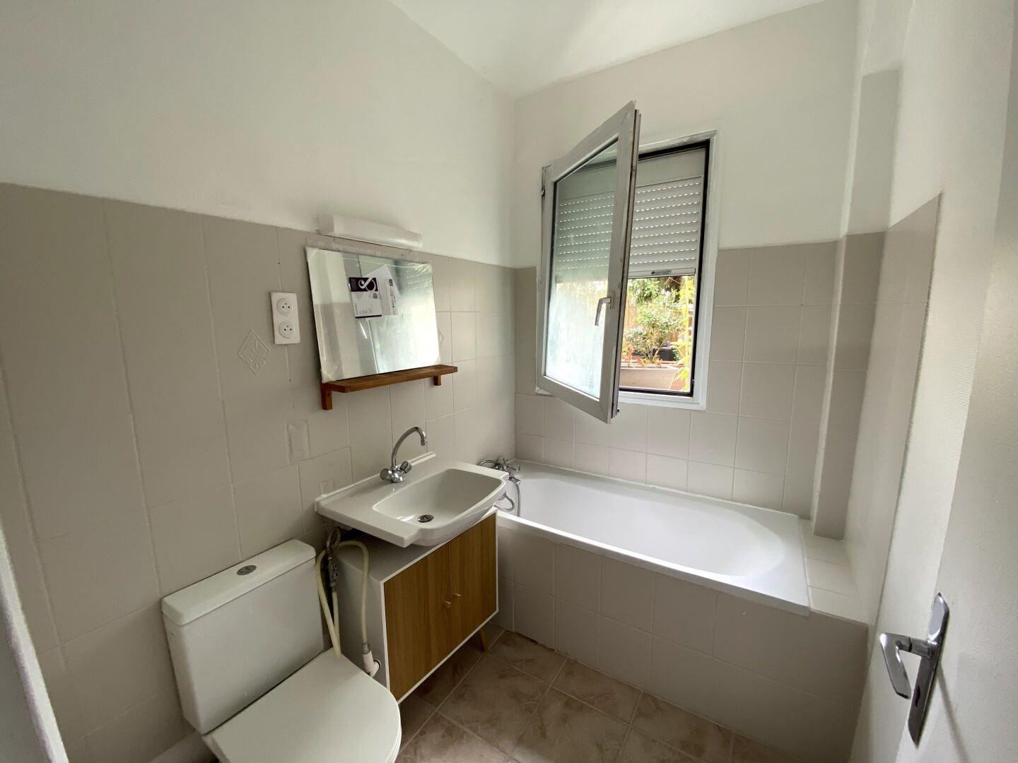 
                                                Location
                                                 Beau studio meublé 30m² calme et tranquille