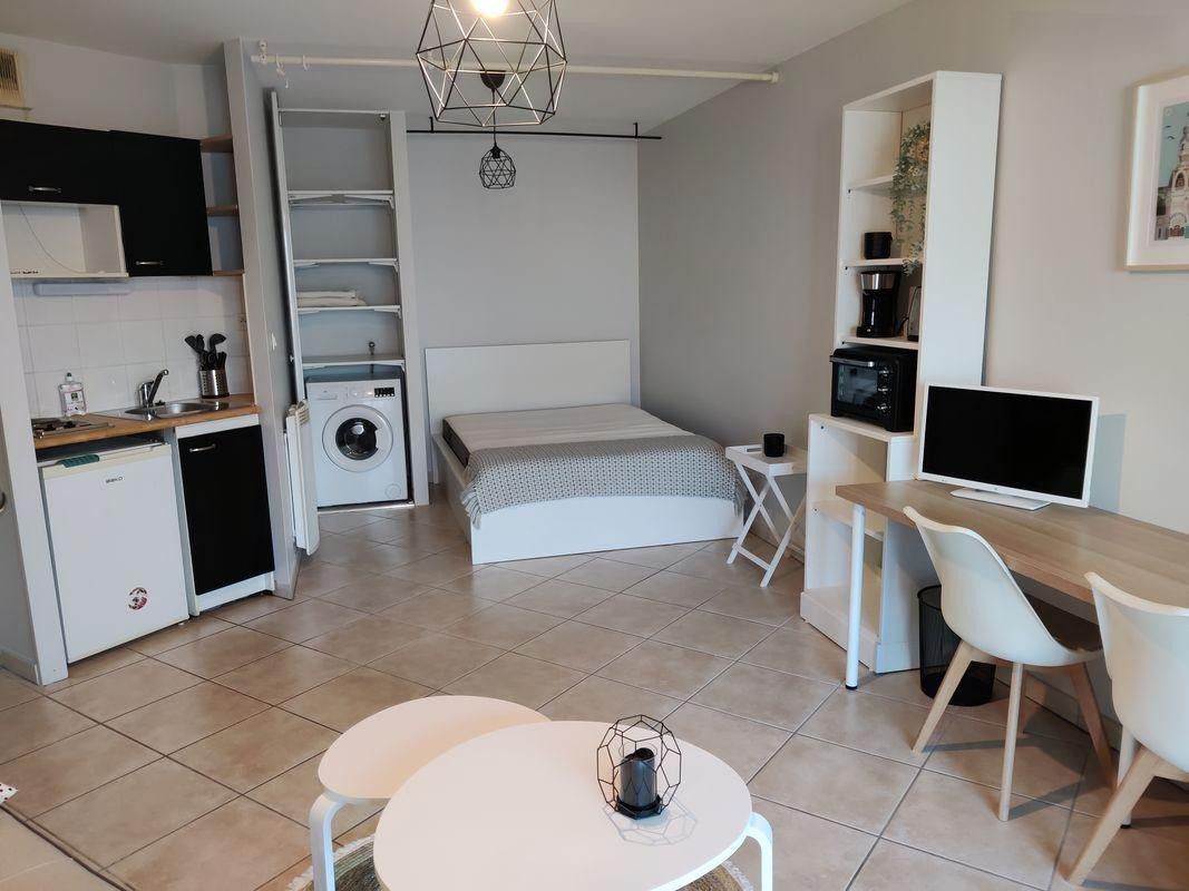
                                                Location
                                                 Beau studio meublé 31m²