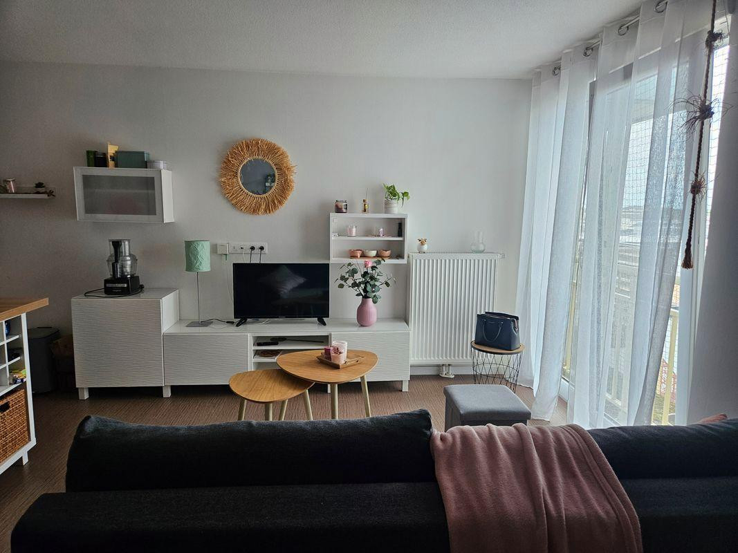 
                                                Location
                                                 Beau studio meublé 32 m2 et parking sécurisé