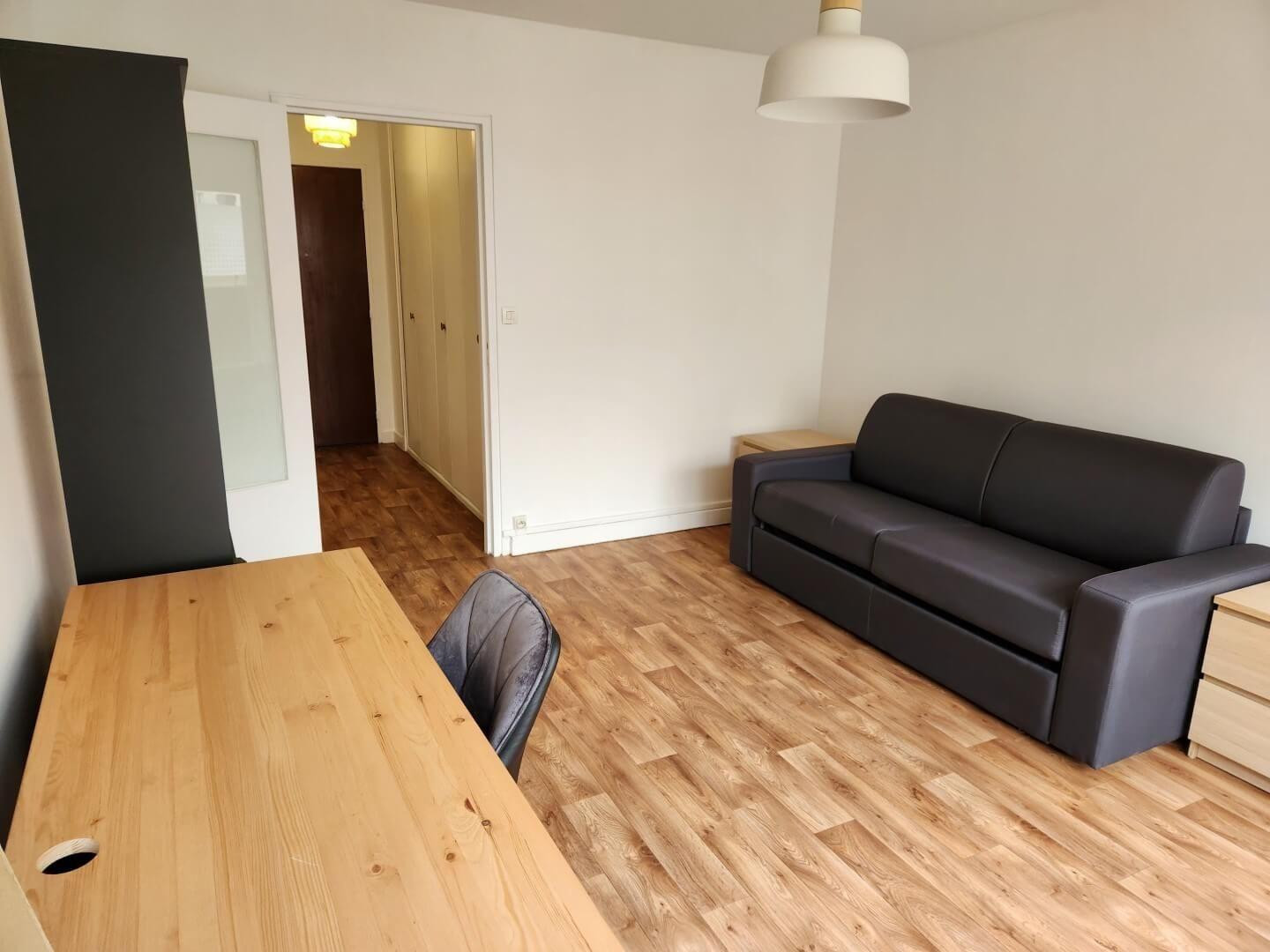 
                                                Location
                                                 Beau studio meublé 32m²