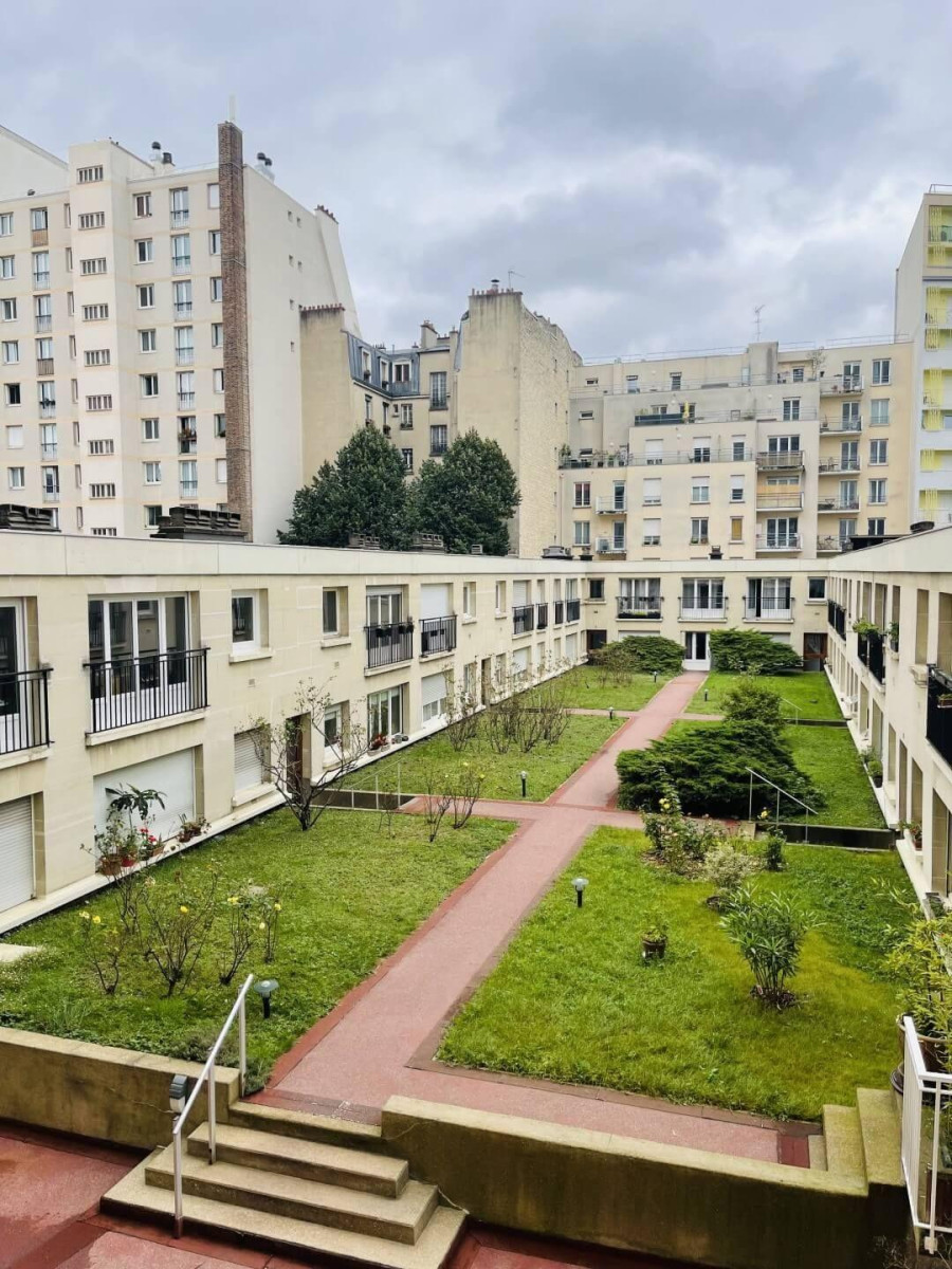 
                                                Location
                                                 Beau studio meublé 32m²