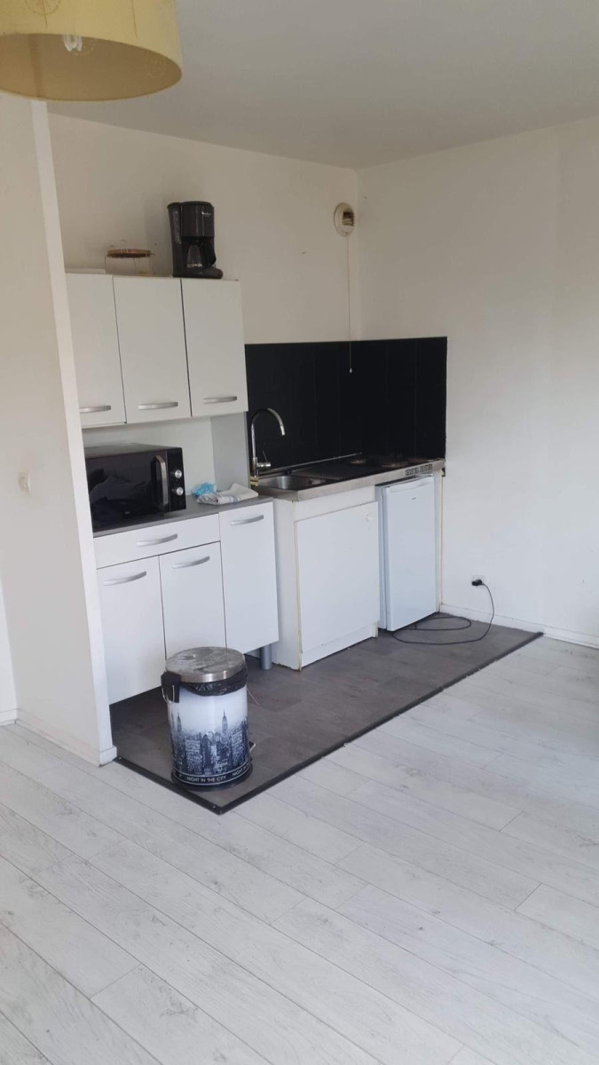 
                                                Location
                                                 Beau studio meublé 32m²