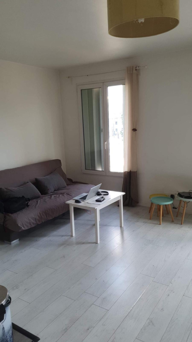 
                                                Location
                                                 Beau studio meublé 32m²