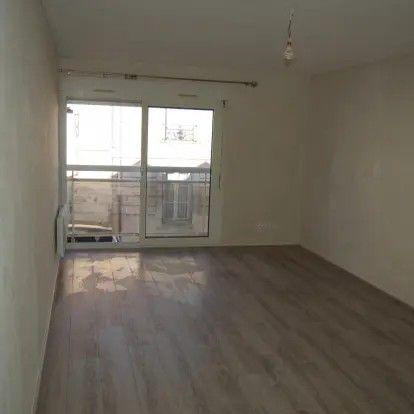 
                                                Location
                                                 Beau studio meublé 32m² avec balcon