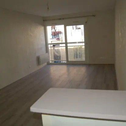 
                                                Location
                                                 Beau studio meublé 32m² avec balcon