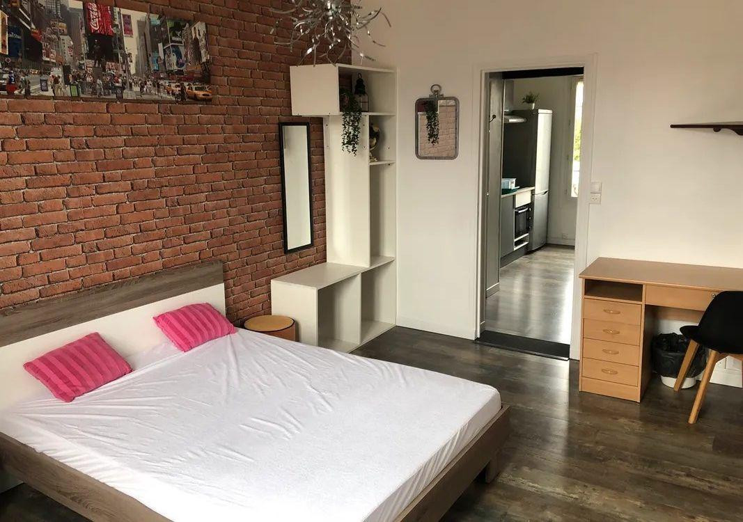 
                                                Location
                                                 Beau studio meublé 34m²