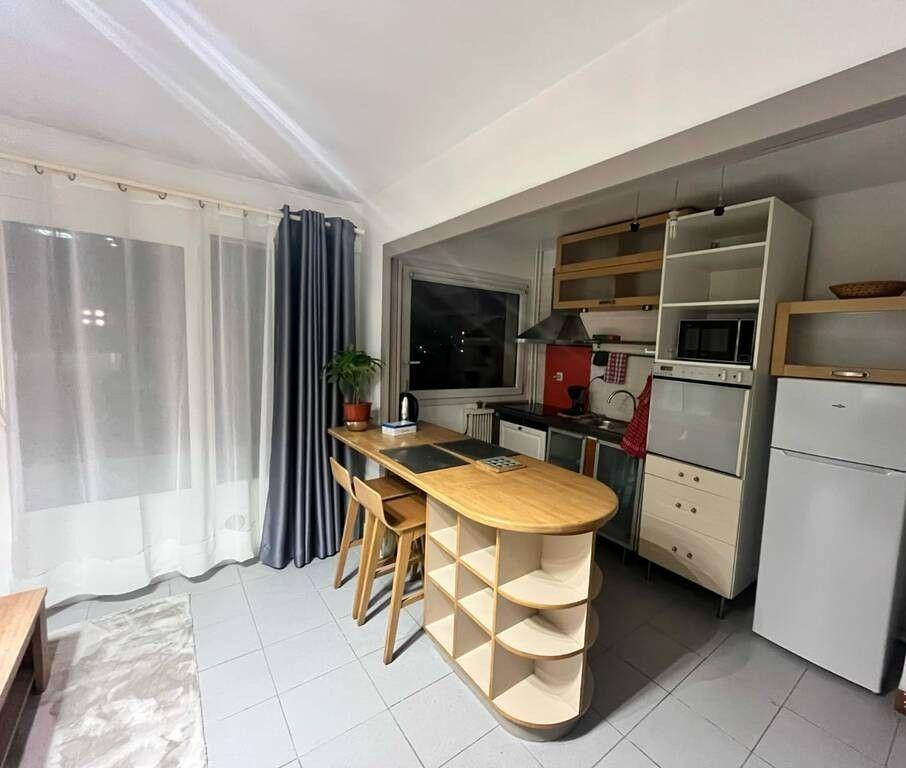 
                                                Location
                                                 Beau studio meublé 35m² avec balcon