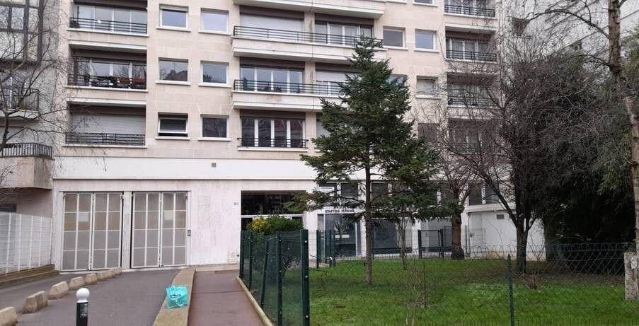 
                                                Location
                                                 Beau studio meublé 35m² avec balcon