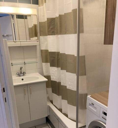 
                                                Location
                                                 Beau studio meublé 36m² donnant sur jardin