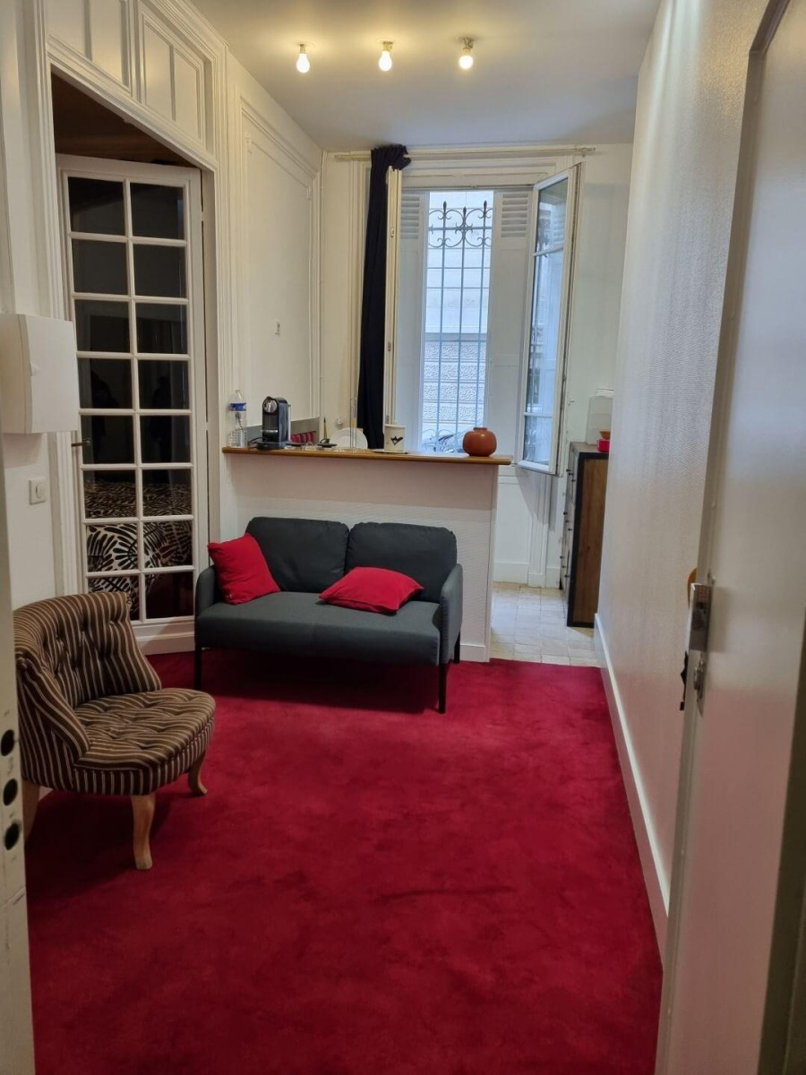 
                                                Location
                                                 Beau studio meublé 36m² très calme et sécurisé