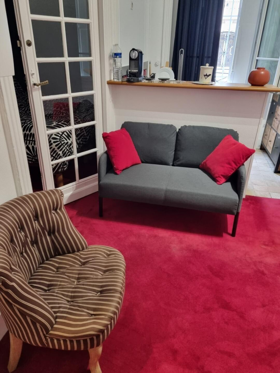 
                                                Location
                                                 Beau studio meublé 36m² très calme et sécurisé