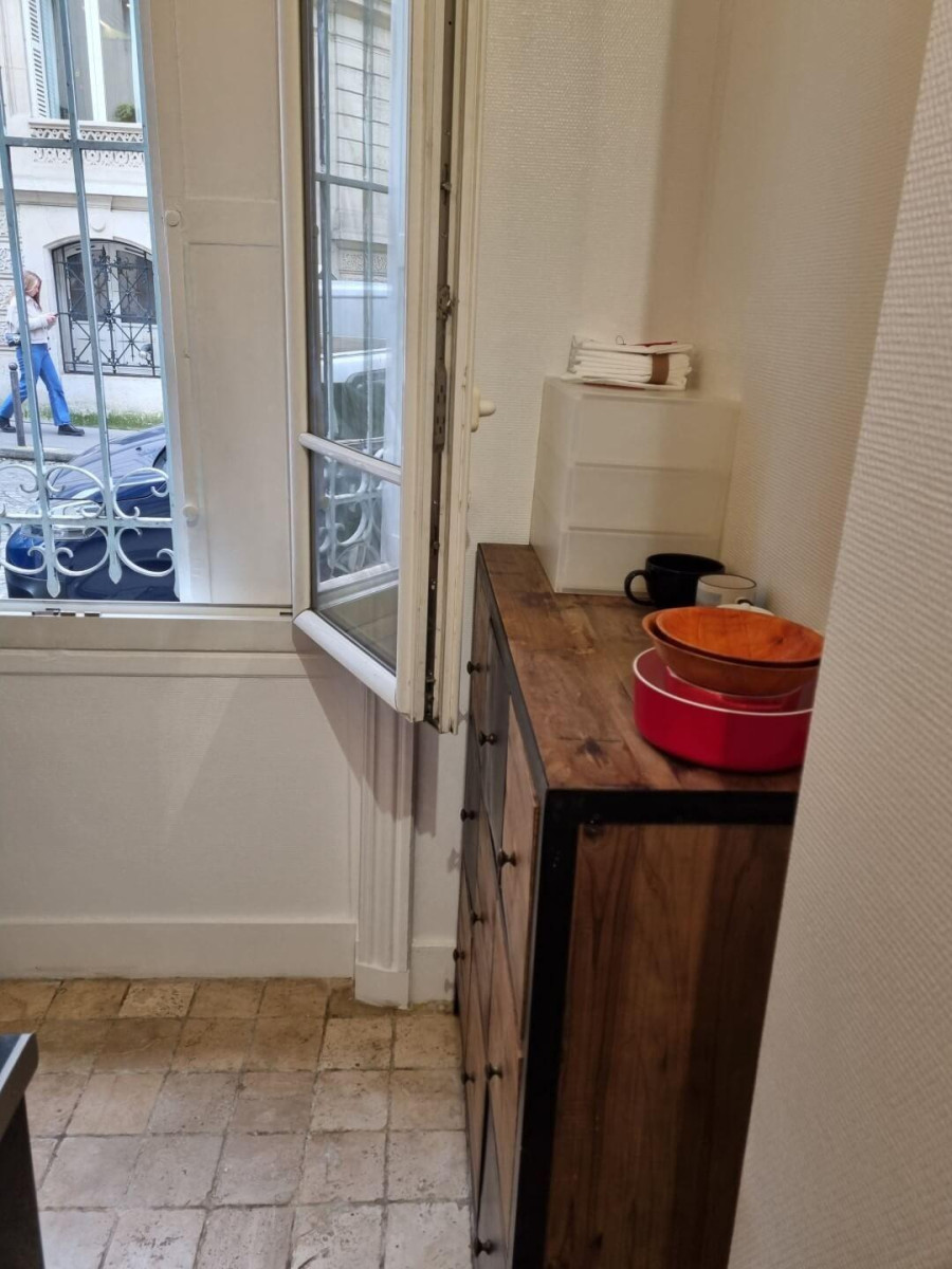 
                                                Location
                                                 Beau studio meublé 36m² très calme et sécurisé
