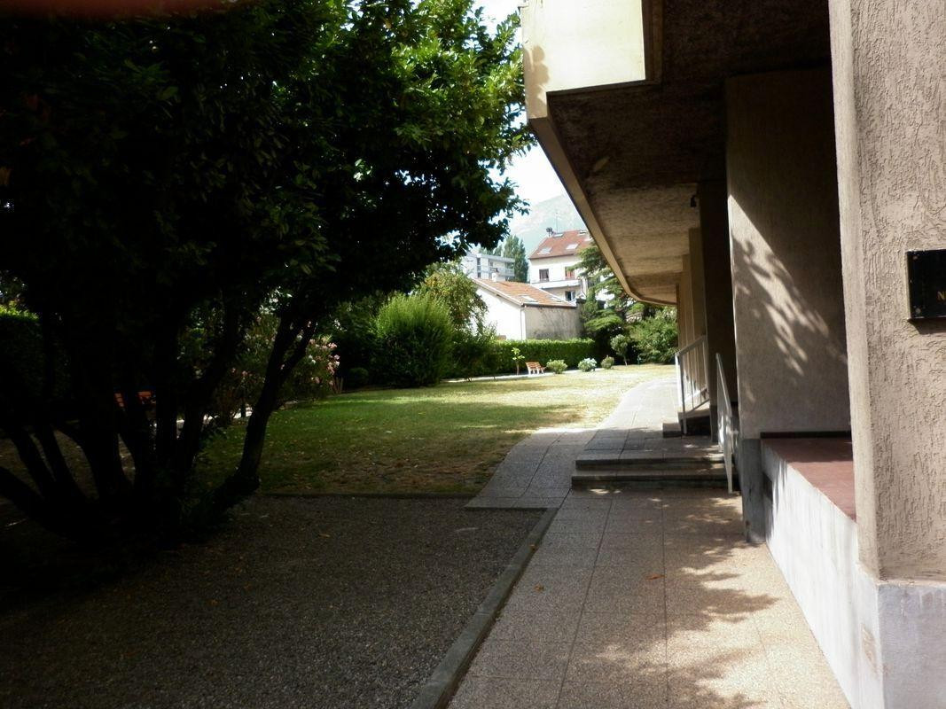 
                                                Location
                                                 Beau studio meublé 37m² vue dégagée