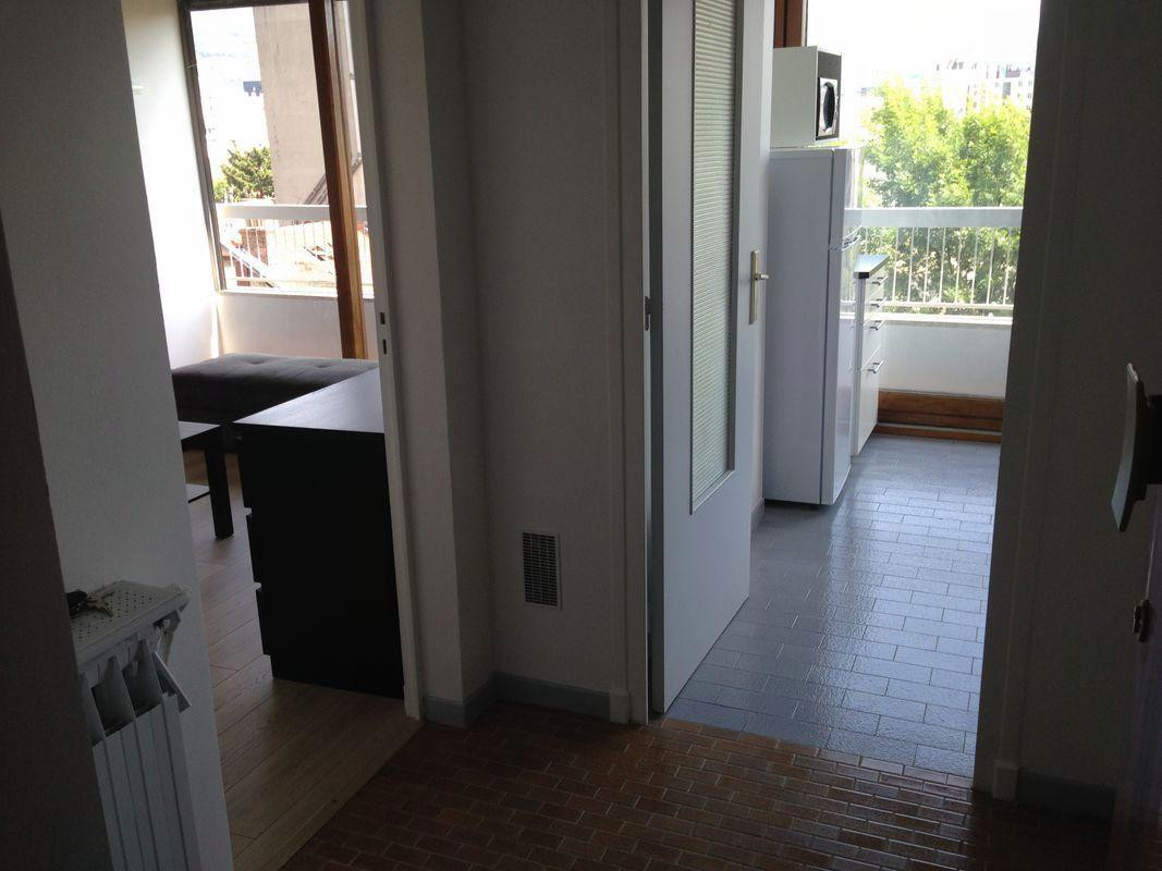 
                                                Location
                                                 Beau studio meublé 37m² vue dégagée