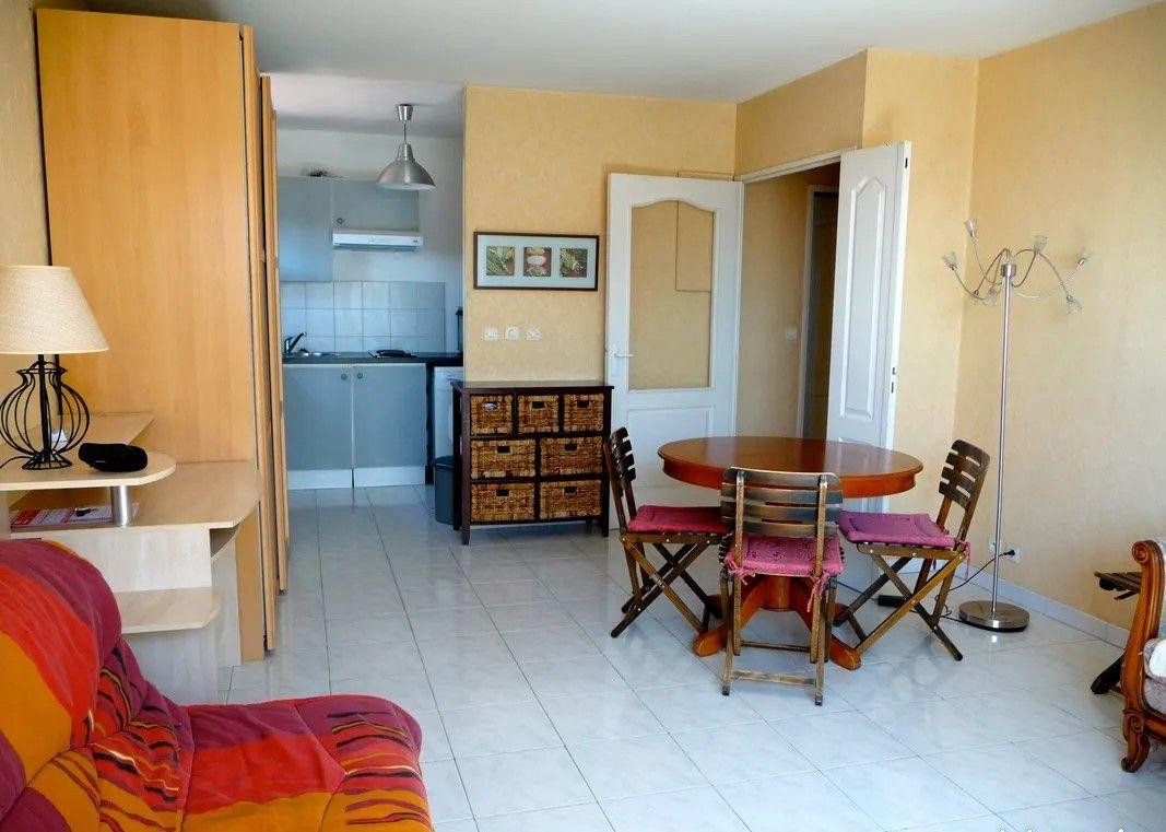 
                                                Location
                                                 Beau studio meublé 38m² + terrasse 12m² vue mer