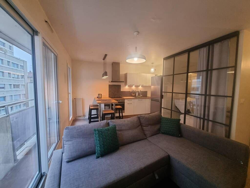 
                                                Location
                                                 Beau studio meublé avec balcon lumineux