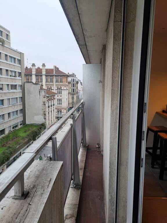 
                                                Location
                                                 Beau studio meublé avec balcon lumineux