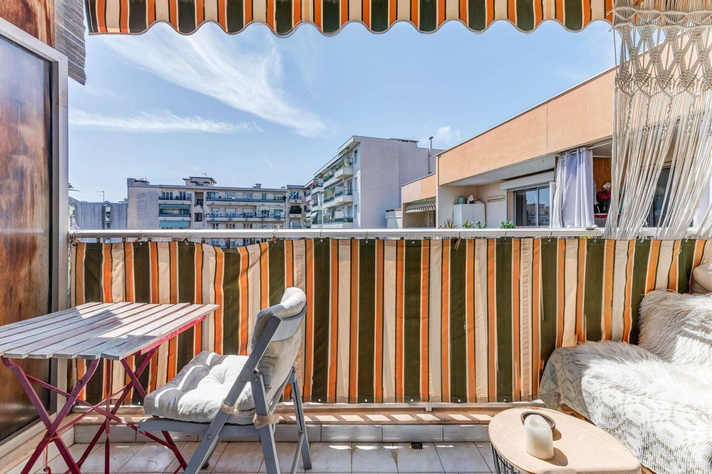 
                                                Location
                                                 Beau studio meublé avec terrasse Bail mobilité