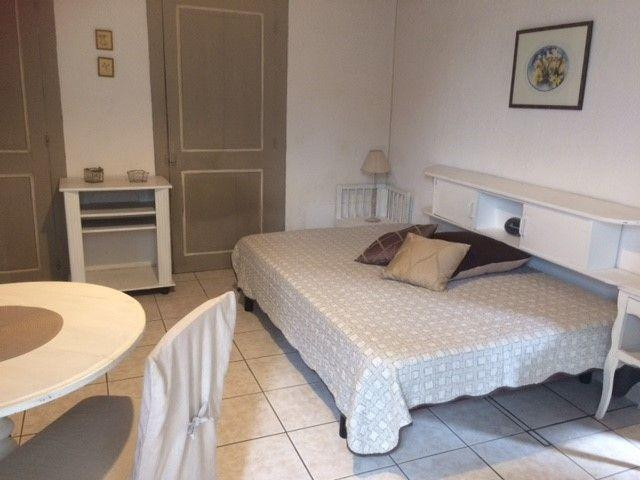 
                                                Location
                                                 Beau studio meublé dans belle maison de caractère.