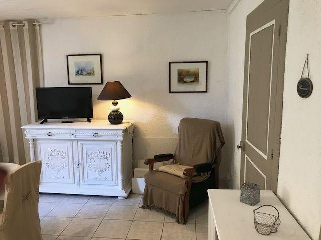 
                                                Location
                                                 Beau studio meublé dans belle maison de caractère.