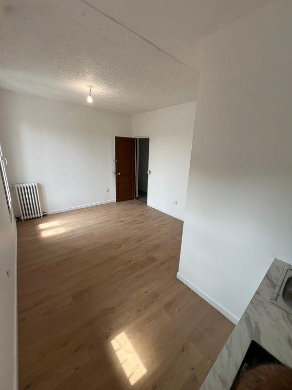 
                                                Location
                                                 Beau studio meublé de 17 m² entièrement équipé