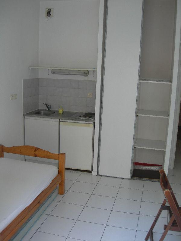 
                                                Location
                                                 Beau studio meublé de 18m2