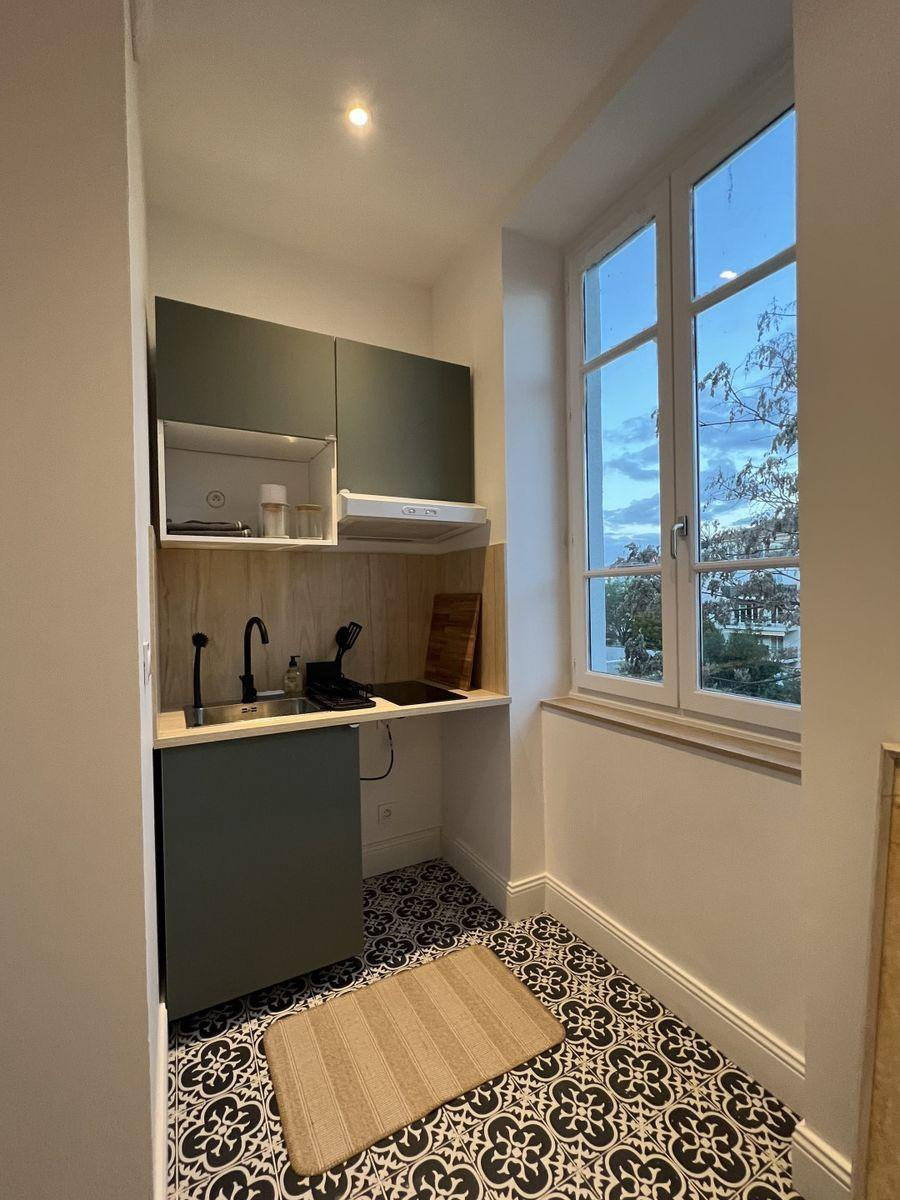 
                                                Location
                                                 Beau studio meublé de 24m2 refait à neuf Lyon 8