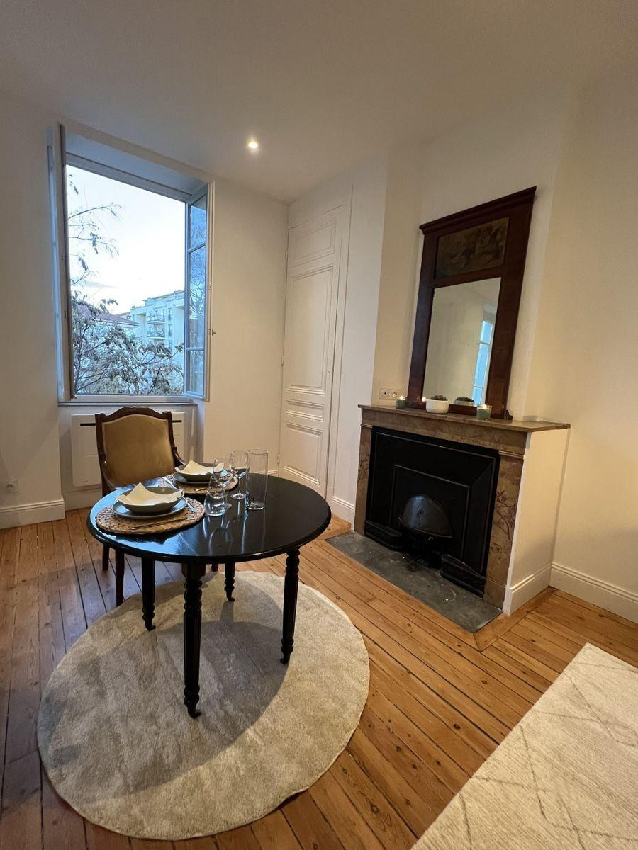 
                                                Location
                                                 Beau studio meublé de 24m2 refait à neuf Lyon 8
