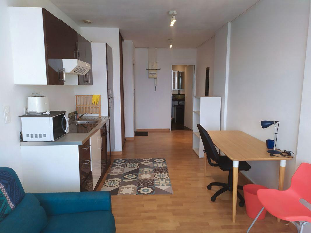 
                                                Location
                                                 Beau studio meublé de 25 m² au 110 cours Tolstoï