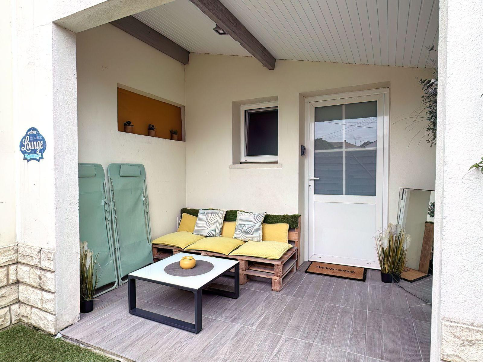 
                                                Location
                                                 Beau studio meublé de 25m² avec terrasse