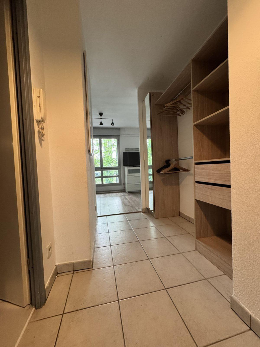 
                                                Location
                                                 Beau studio meublé de 28 m²