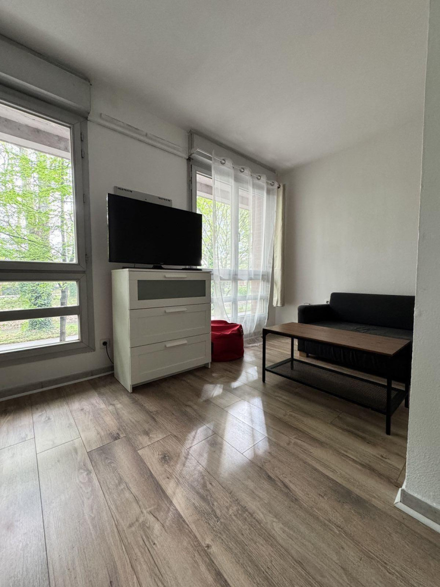 
                                                Location
                                                 Beau studio meublé de 28 m²