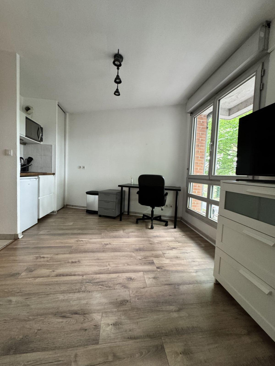 
                                                Location
                                                 Beau studio meublé de 28 m²
