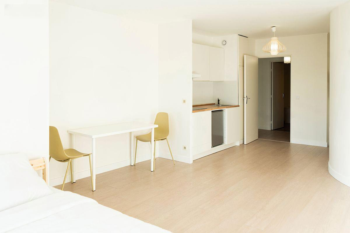 
                                                Location
                                                 Beau studio meublé de 31m²