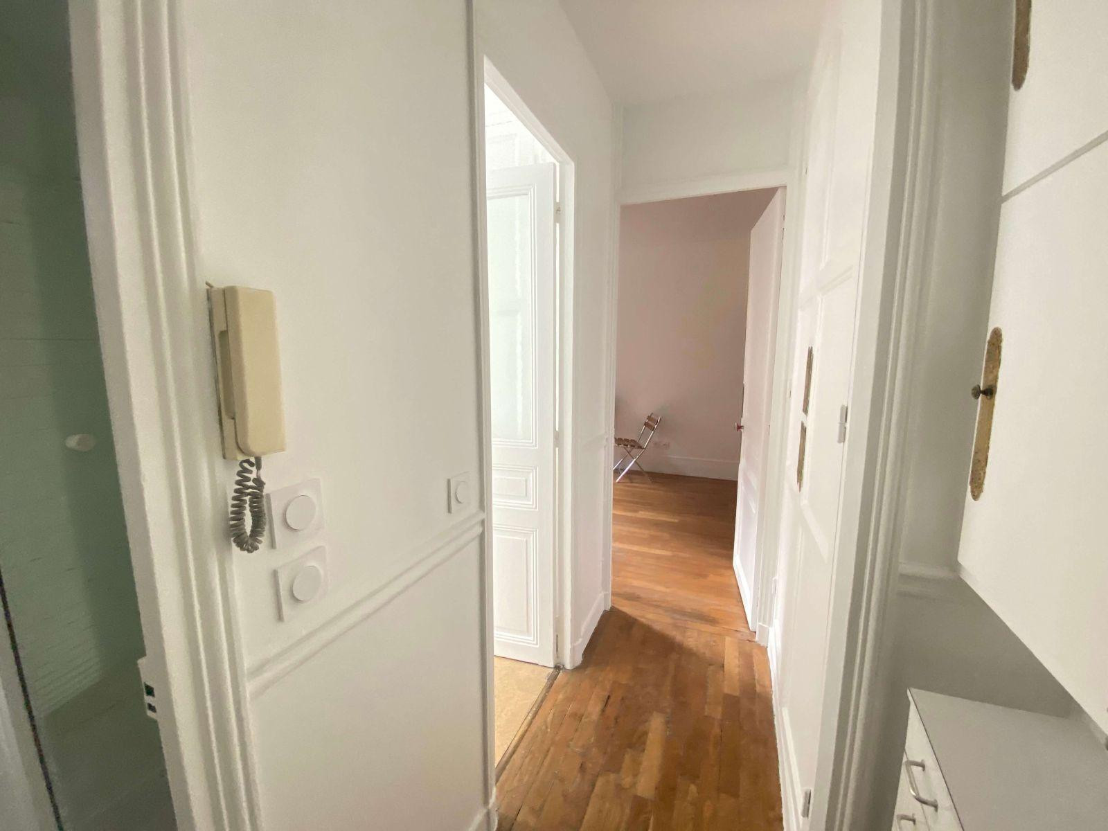 
                                                Location
                                                 Beau studio meublé et refait à neuf 25 m² Neuilly