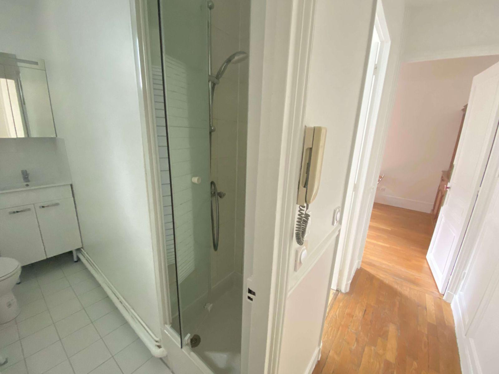 
                                                Location
                                                 Beau studio meublé et refait à neuf 25 m² Neuilly