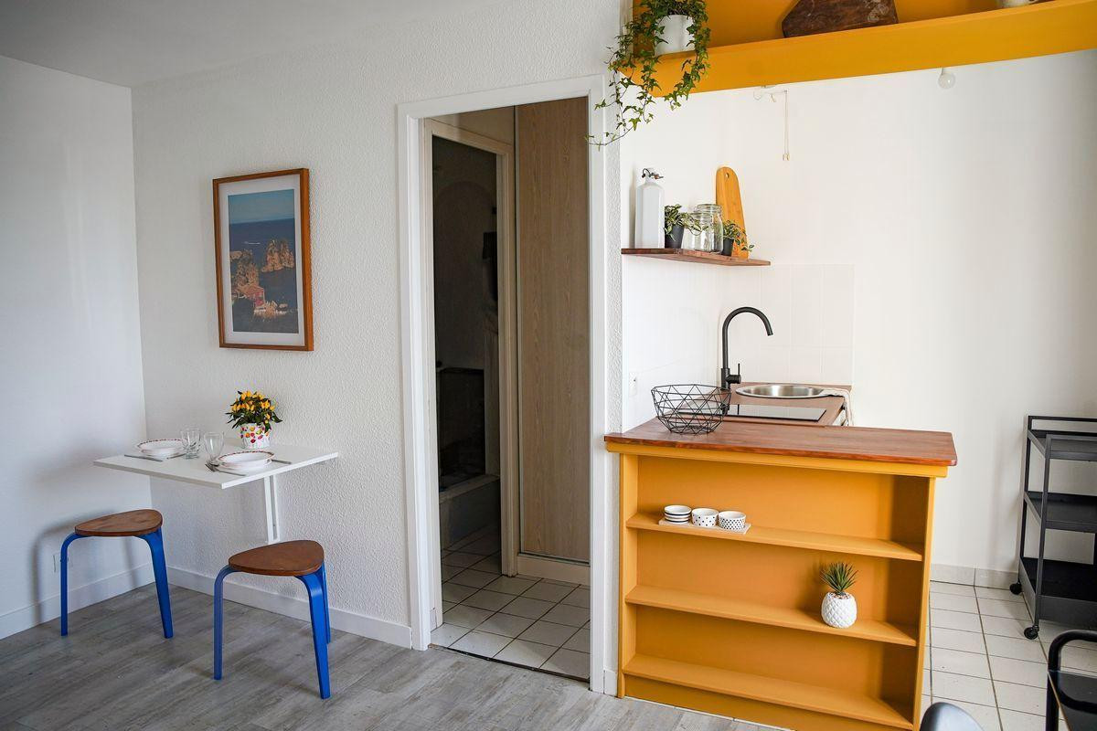 
                                                Location
                                                 Beau studio meublé et rénové 18m²