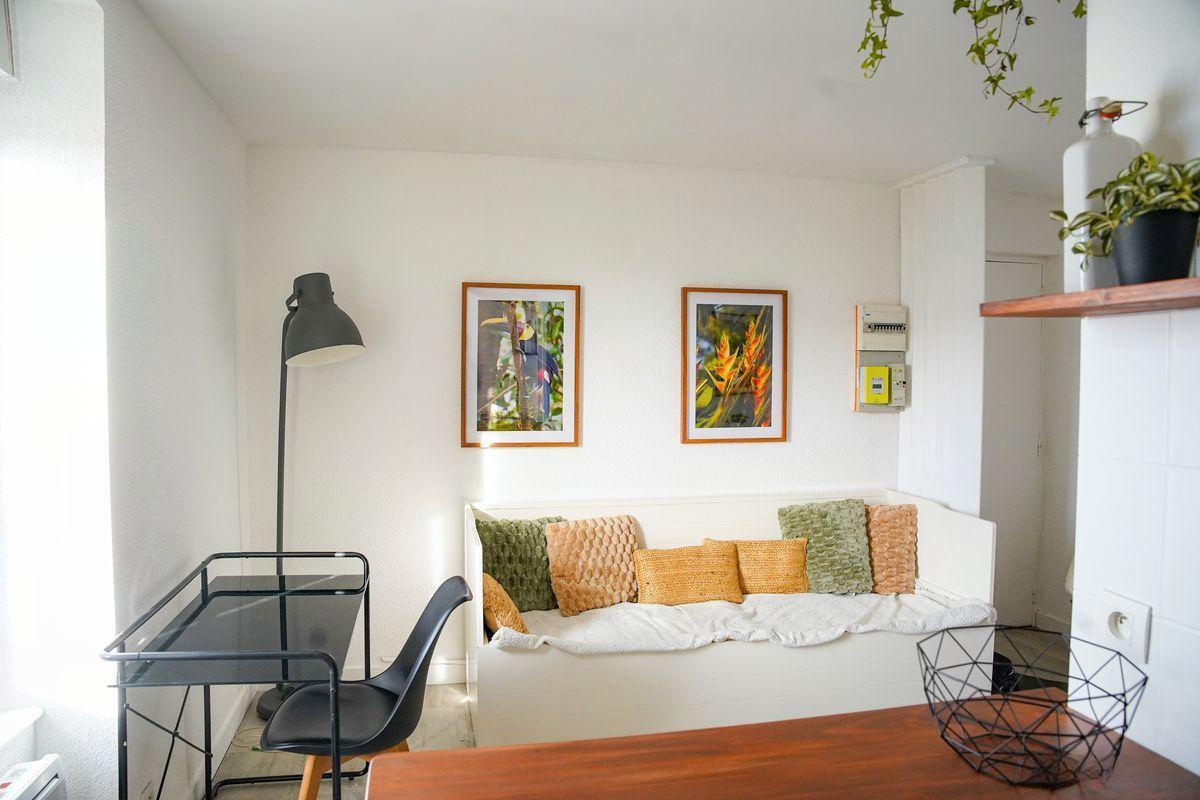 
                                                Location
                                                 Beau studio meublé et rénové 18m²