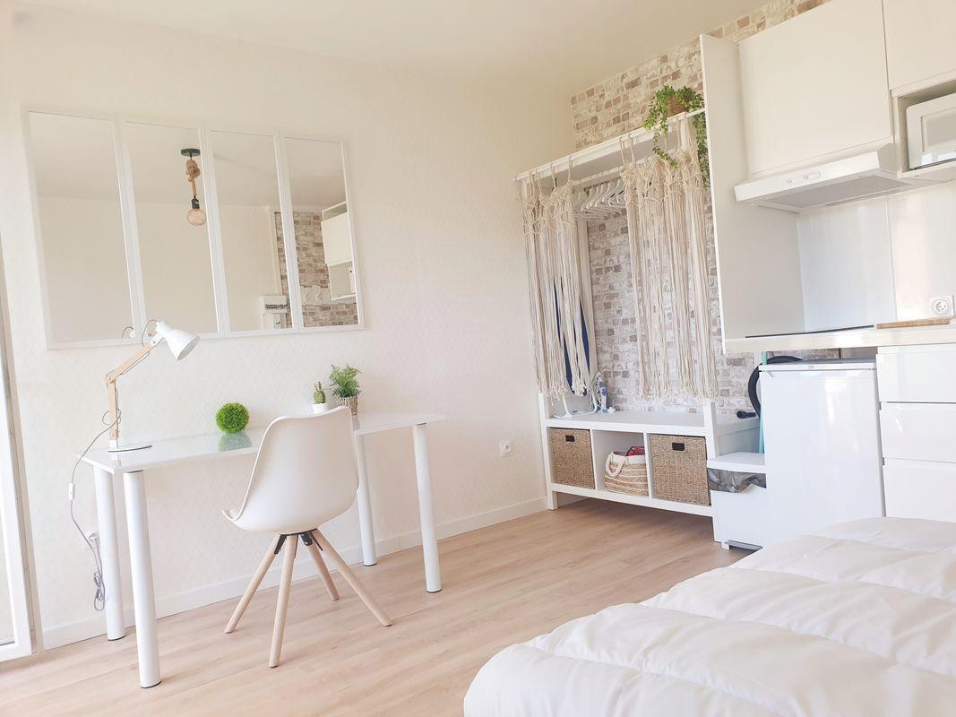 
                                                Location
                                                 Beau studio meublé et rénové 18m² + parking