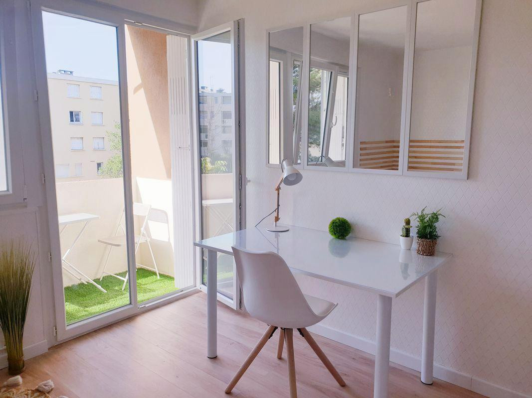 
                                                Location
                                                 Beau studio meublé et rénové 18m² + parking